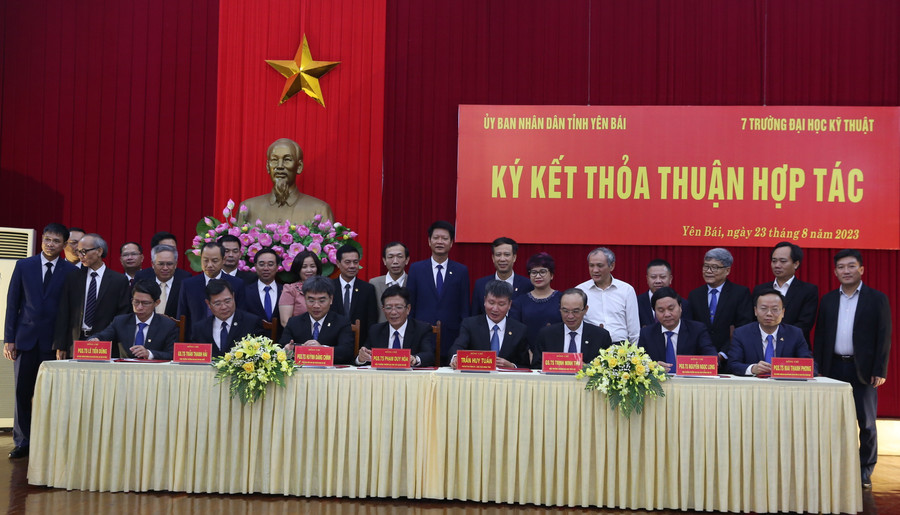 UBND tỉnh Yên Bái và 7 trường đại học kỹ thuật đã ký kết biên bản ghi nhớ hợp tác trước sự chứng kiến của các đại biểu tham dự sự kiện.