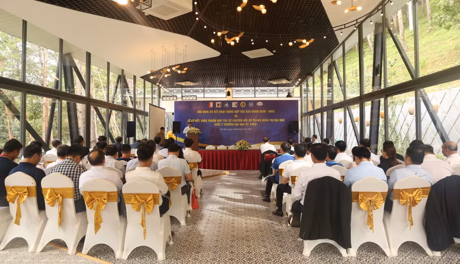 Toàn cảnh Hội nghị sơ kết hoạt động hợp tác giai đoạn 2020-2023 của nhóm 7 trường đại học kỹ thuật.