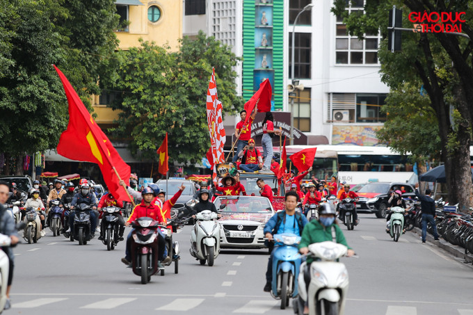 Thời điểm 14h30’ chiều ngày 19/11, đoàn xe diễu hành với cả ô tô và xe máy, trên tay là lá cờ Tổ quốc đã mang đến không khí cực kỳ cuồng nhiệt tại Hồ Gươm. Thời điểm 14h30’ chiều ngày 19/11, đoàn xe diễu hành với cả ô tô và xe máy, trên tay là lá cờ Tổ quốc đã mang đến không khí cực kỳ cuồng nhiệt tại Hồ Gươm.