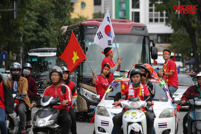 Đoàn người liên tục hát vang các ca khúc thể hiện tinh thần yêu nước và niềm tin chiến thắng của đội nhà. Cùng với đó là hình ảnh của HLV Park Hang-seo - vị thuyền trưởng, người làm nên kì tích cho bóng đá Việt Nam chỉ trong 2 năm, được rất nhiều các CĐV mang theo. Đoàn người liên tục hát vang các ca khúc thể hiện tinh thần yêu nước và niềm tin chiến thắng của đội nhà. Cùng với đó là hình ảnh của HLV Park Hang-seo - vị thuyền trưởng, người làm nên kì tích cho bóng đá Việt Nam chỉ trong 2 năm, được rất nhiều các CĐV mang theo.
