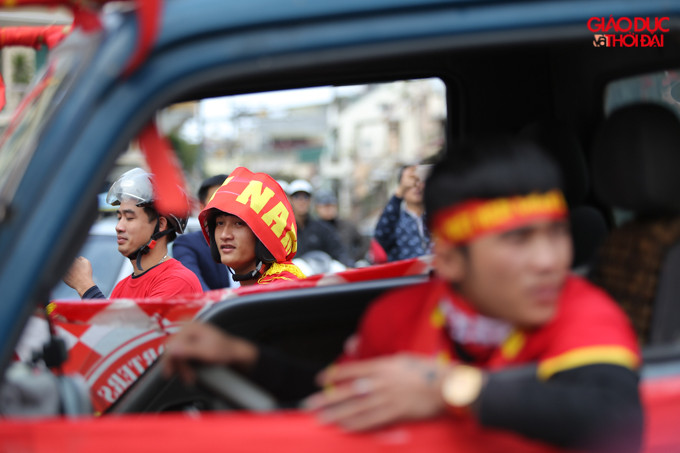 Trước đó, ĐT Việt Nam đã có chiến thắng thuyết phục UAE 1-0 trước cũng trên sân Mỹ Đình. Trận thắng đối thủ khó ăn nhất bảng G khiến các CĐV Việt Nam có thêm niềm tin vào chiến thắng và các cầu thủ cũng có thêm tự tin trước trận đấu với Thái Lan. Trước đó, ĐT Việt Nam đã có chiến thắng thuyết phục UAE 1-0 trước cũng trên sân Mỹ Đình. Trận thắng đối thủ khó ăn nhất bảng G khiến các CĐV Việt Nam có thêm niềm tin vào chiến thắng và các cầu thủ cũng có thêm tự tin trước trận đấu với Thái Lan.