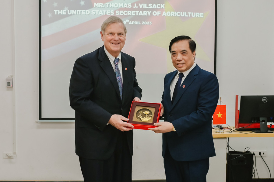 PGS.TS Bùi Anh Tuấn - Hiệu trưởng Trường ĐH Ngoại thương trao tặng quà kỷ niệm cho Ngài Thomas J. Vilsack. PGS.TS Bùi Anh Tuấn - Hiệu trưởng Trường ĐH Ngoại thương trao tặng quà kỷ niệm cho Ngài Thomas J. Vilsack.