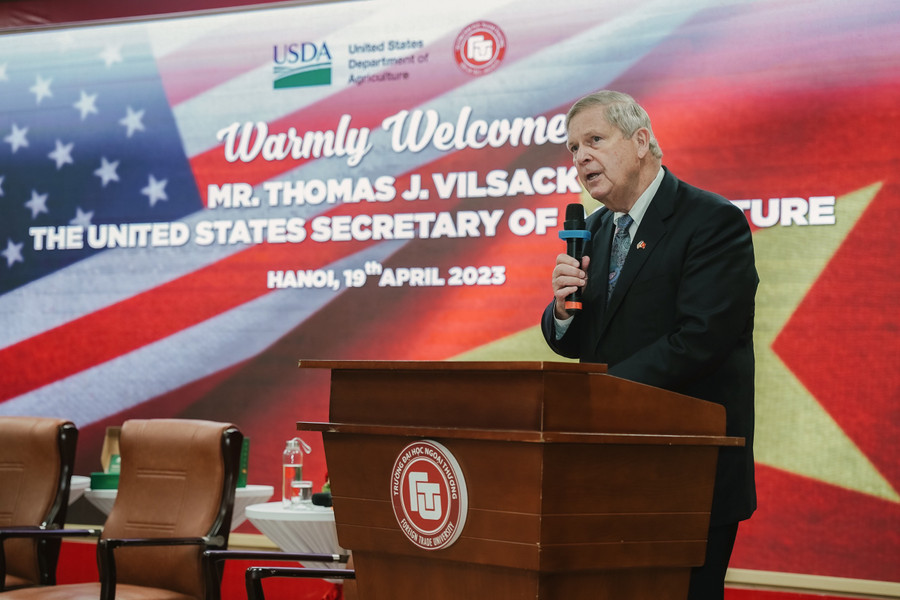 Ngài Thomas J. Vilsack - Bộ trưởng Bộ Nông nghiệp Hoa Kỳ trao đổi với sinh viên. Ngài Thomas J. Vilsack - Bộ trưởng Bộ Nông nghiệp Hoa Kỳ trao đổi với sinh viên.