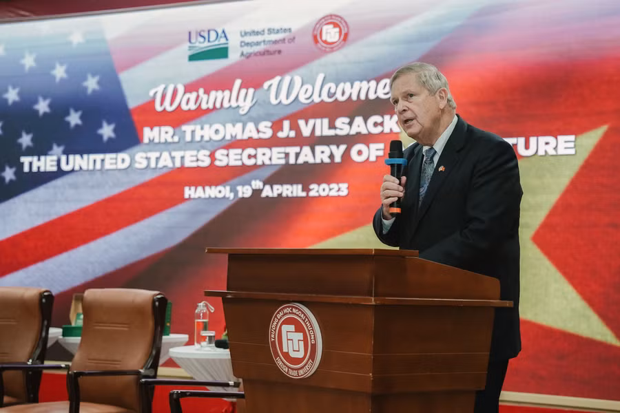 Ngài Thomas J. Vilsack - Bộ trưởng Bộ Nông nghiệp Hoa Kỳ trao đổi với sinh viên. Ngài Thomas J. Vilsack - Bộ trưởng Bộ Nông nghiệp Hoa Kỳ trao đổi với sinh viên.