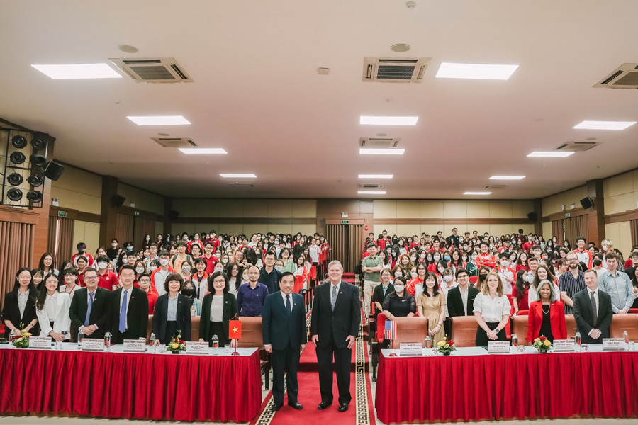 Ngài Thomas J. Vilsack - Bộ trưởng Bộ Nông nghiệp Hoa Kỳ và các cán bộ, giảng viên, sinh viên Trường ĐH Ngoại thương. Ngài Thomas J. Vilsack - Bộ trưởng Bộ Nông nghiệp Hoa Kỳ và các cán bộ, giảng viên, sinh viên Trường ĐH Ngoại thương.