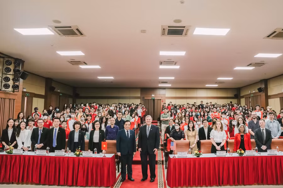 Ngài Thomas J. Vilsack - Bộ trưởng Bộ Nông nghiệp Hoa Kỳ và các cán bộ, giảng viên, sinh viên Trường ĐH Ngoại thương. Ngài Thomas J. Vilsack - Bộ trưởng Bộ Nông nghiệp Hoa Kỳ và các cán bộ, giảng viên, sinh viên Trường ĐH Ngoại thương.