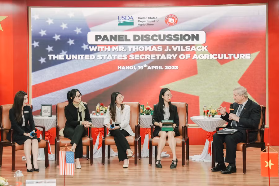 Bộ trưởng Bộ Nông nghiệp Hoa Kỳ thăm Trường Đại học Ngoại thương.