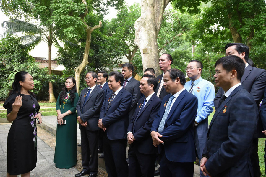 Nhân dịp này, Đoàn cũng đến thăm các công trình, di tích lịch sử, Khu di tích Hồ Chí Minh tại Phủ Chủ tịch… Nhân dịp này, Đoàn cũng đến thăm các công trình, di tích lịch sử, Khu di tích Hồ Chí Minh tại Phủ Chủ tịch…