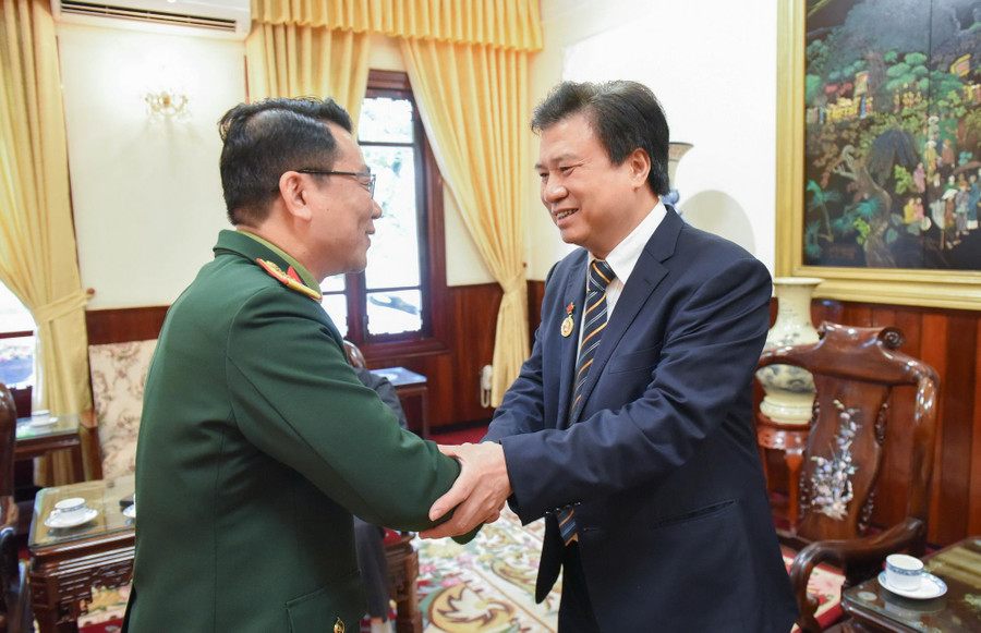 Sự tiếp đón của Bộ Tư lệnh Bảo vệ Lăng dành cho lãnh đạo Bộ GD&ĐT. Sự tiếp đón của Bộ Tư lệnh Bảo vệ Lăng dành cho lãnh đạo Bộ GD&ĐT.