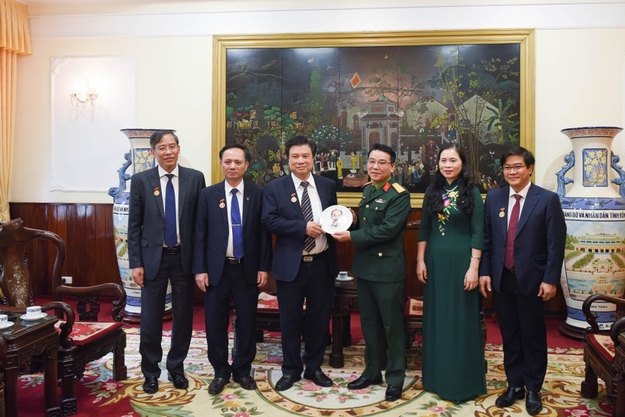 Bộ Tư lệnh Bảo vệ Lăng đón tiếp đoàn lãnh đạo, cán bộ Bộ GD&ĐT Bộ Tư lệnh Bảo vệ Lăng đón tiếp đoàn lãnh đạo, cán bộ Bộ GD&ĐT