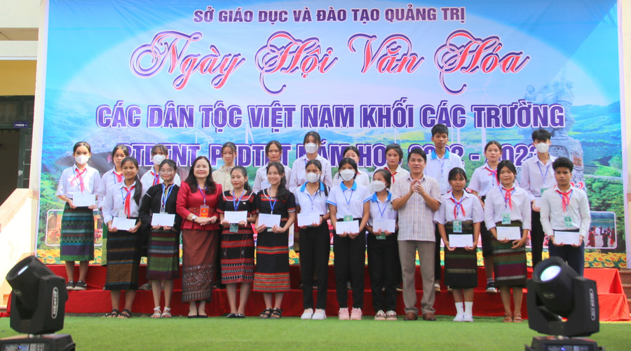 TS Lê Thị Hương - Giám đốc Sở GD&ĐT Quảng Trị và ông Hồ Văn Vinh - Phó Bí thư Huyện ủy Hướng Hóa tặng học bổng đến học sinh. TS Lê Thị Hương - Giám đốc Sở GD&ĐT Quảng Trị và ông Hồ Văn Vinh - Phó Bí thư Huyện ủy Hướng Hóa tặng học bổng đến học sinh.