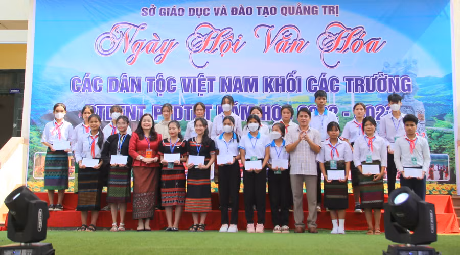 TS Lê Thị Hương - Giám đốc Sở GD&amp;ĐT Quảng Trị và ông Hồ Văn Vinh - Phó Bí thư Huyện ủy Hướng Hóa tặng học bổng đến học sinh.