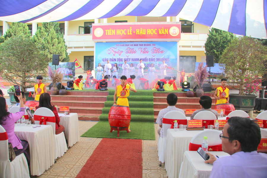 Những tiết mục văn nghệ mang đậm bản sắc dân tộc. Những tiết mục văn nghệ mang đậm bản sắc dân tộc.