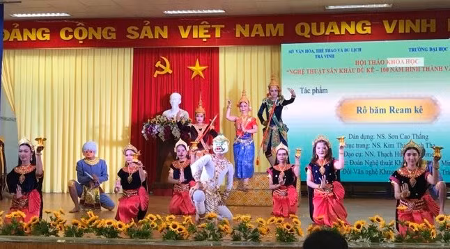 Sân khấu có đầy đủ các gương mặt chính diện và phản diện