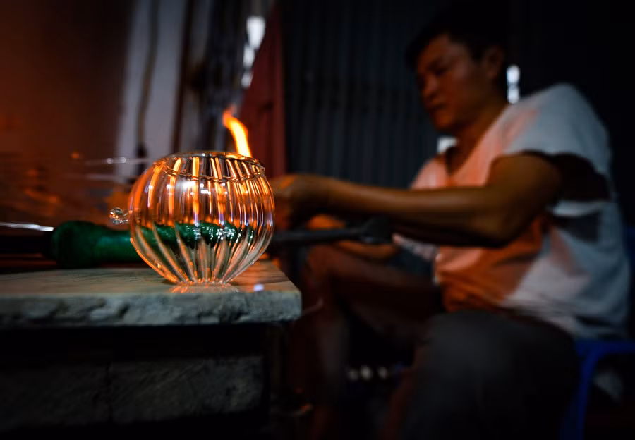 Sản phẩm thủy tinh chủ yếu của làng nghề hiện nay là cốc chén, ống nghiệm, bóng đèn…