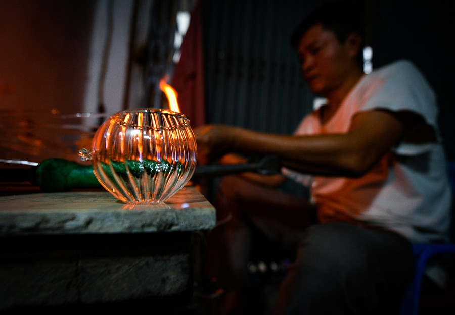 Sản phẩm thủy tinh chủ yếu của làng nghề hiện nay là cốc chén, ống nghiệm, bóng đèn… Sản phẩm thủy tinh chủ yếu của làng nghề hiện nay là cốc chén, ống nghiệm, bóng đèn…