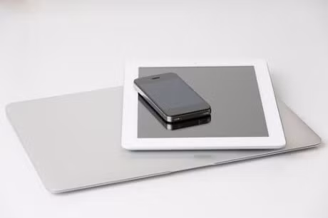 Nhung vat dung khong nen mang theo khi di du lich - Anh 9