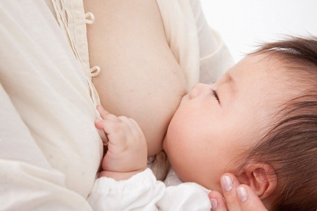 Các mẹ lưu ý: Cho trẻ dưới 6 tháng tuổi uống nước chẳng khác gì hại con! - Ảnh 1 Cac me luu y: Cho tre duoi 6 thang tuoi uong nuoc chang khac gi hai con! - Anh 1