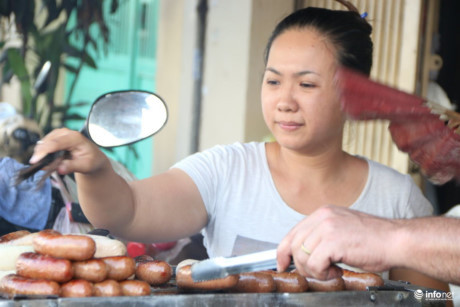 Chuyện tình yêu đẹp của cặp vợ Việt, chồng Tây bán xúc xích ở vỉa hè - Ảnh 3 Chuyen tinh yeu dep cua cap vo Viet, chong Tay ban xuc xich o via he - Anh 3