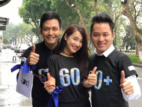 Phan Anh, Nhã Phương đội mưa ủng hộ Giờ Trái Đất - Ảnh 1 Phan Anh, Nha Phuong doi mua ung ho Gio Trai Dat - Anh 1