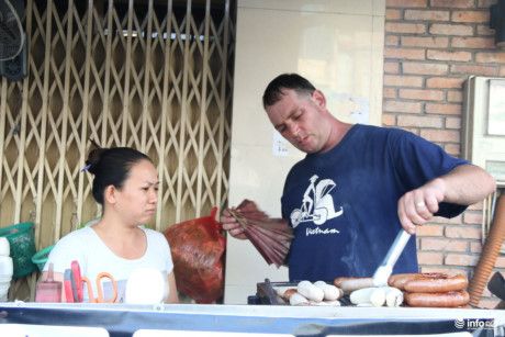 Chuyện tình yêu đẹp của cặp vợ Việt, chồng Tây bán xúc xích ở vỉa hè - Ảnh 1 Chuyen tinh yeu dep cua cap vo Viet, chong Tay ban xuc xich o via he - Anh 1