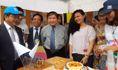 Thứ trưởng Bộ GD&ĐT Bùi Văn Ga cùng các đại biểu tham quan hội trại trong khuôn khổ Ngày hội Pháp ngữ 2017