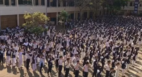 Co gai 17 tuoi dat 8.5 IELTS thu hut cu dan mang tuan qua - Anh 9