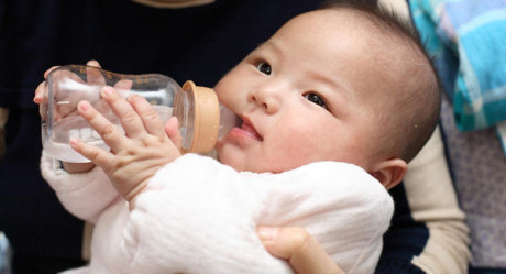 Các mẹ lưu ý: Cho trẻ dưới 6 tháng tuổi uống nước chẳng khác gì hại con! - Ảnh 3 Cac me luu y: Cho tre duoi 6 thang tuoi uong nuoc chang khac gi hai con! - Anh 3