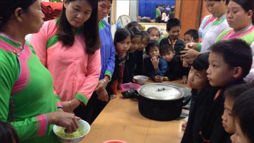 Tổ chức ngày hội ẩm thực các món ăn dân tộc cho học sinh với sự tham gia hướng dẫn của giáo viên và các bậc phụ huynh Tổ chức ngày hội ẩm thực các món ăn dân tộc cho học sinh với sự tham gia hướng dẫn của giáo viên và các bậc phụ huynh