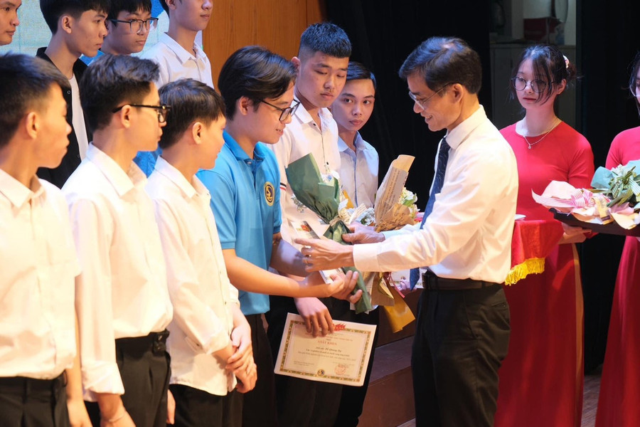 Niềm vui nhận giải thưởng NCKH của các bạn sinh viên.