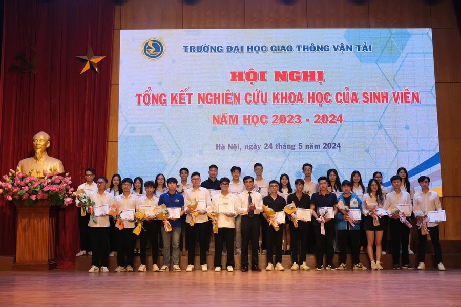 Trao giải nghiên cứu khoa học trong sinh viên Trường Đại học Giao thông vận tải.