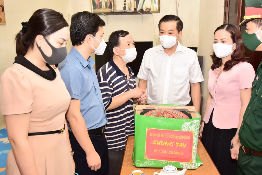 Đồng chí Đinh Hồng Phong - Phó Bí thư Thường trực Quận ủy Hoàn Kiếm, cùng các đồng chí lãnh đạo Phòng GD&amp;ĐT, Ban Chỉ huy quân sự quận và phường Hàng Trống tặng quà cho gia đình, cá nhân có hoàn cảnh khó khăn