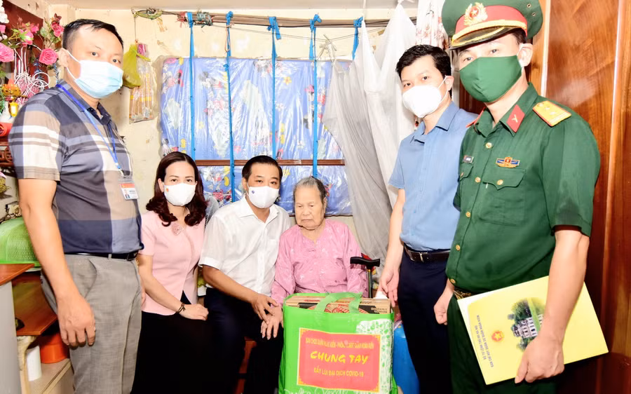 Đồng chí Đinh Hồng Phong - Phó Bí thư Thường trực Quận ủy cùng các đồng chí lãnh đạo Phòng GD&ĐT, Ban Chỉ huy quân sự quận và phường Hàng Trống tặng quà gia đình Bà Kiều Thị Huệ - mẹ liệt sỹ Phùng Văn Triệu, hy sinh năm 1979 tại Campuchia.