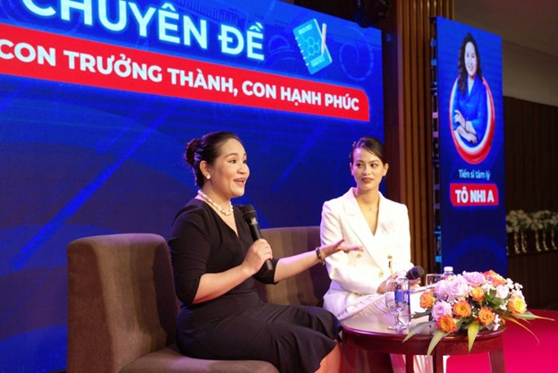 TS Tô Nhi A giải đáp những thắc mắc về nuôi dạy con của phụ huynh Đắk Lắk. (Ảnh: TT) TS Tô Nhi A giải đáp những thắc mắc về nuôi dạy con của phụ huynh Đắk Lắk. (Ảnh: TT)