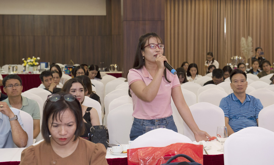 Một cô giáo tiểu học đến từ TP Buôn Ma Thuột tham gia thảo luận về giải pháp giúp học sinh cân bằng khi tham gia các cuộc thi, kỳ thi. (Ảnh: TT) Một cô giáo tiểu học đến từ TP Buôn Ma Thuột tham gia thảo luận về giải pháp giúp học sinh cân bằng khi tham gia các cuộc thi, kỳ thi. (Ảnh: TT)