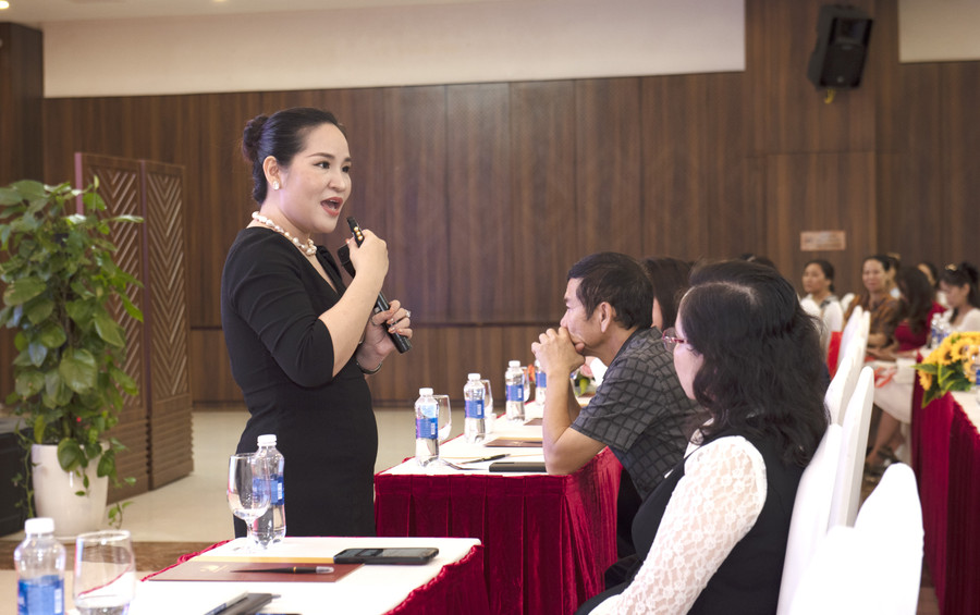 TS tâm lý Tô Nhi báo cáo đề dẫn tại Hội thảo. (Ảnh: TT) TS tâm lý Tô Nhi báo cáo đề dẫn tại Hội thảo. (Ảnh: TT)