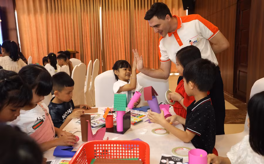 Học sinh tiểu học Đắk Lắk tự tin sáng tạo tại không gian trải nghiệm do iSMART tổ chức. (Ảnh: TT)