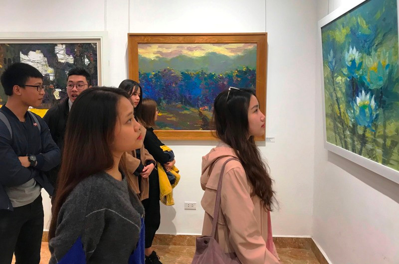 Thu hút đông đảo sinh viên tới xem Thu hút đông đảo sinh viên tới xem