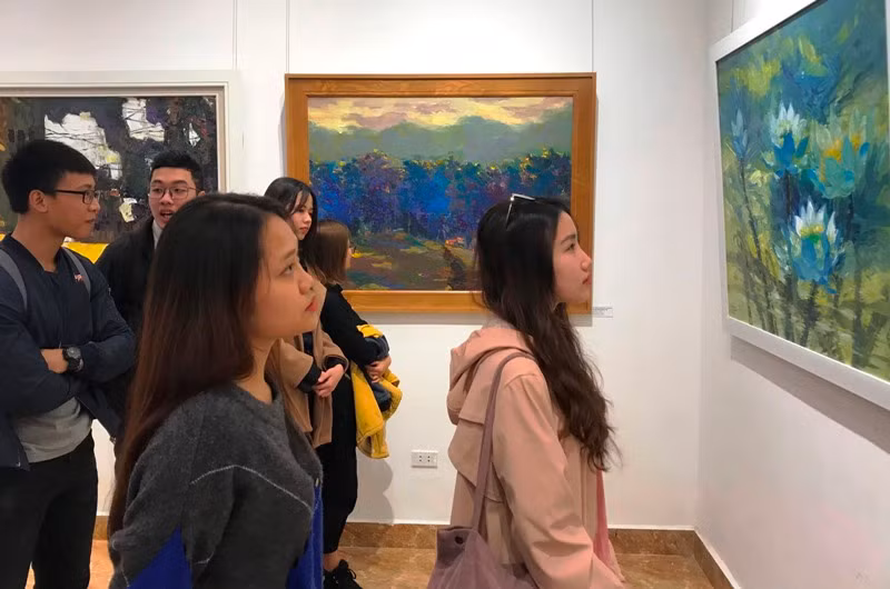 Thu hút đông đảo sinh viên tới xem