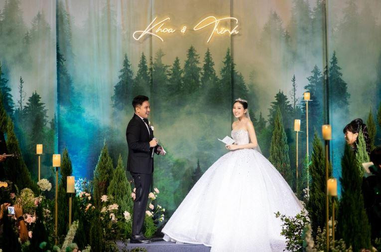 Liêu Hà Trinh - Anh Khoa trong lễ cưới.