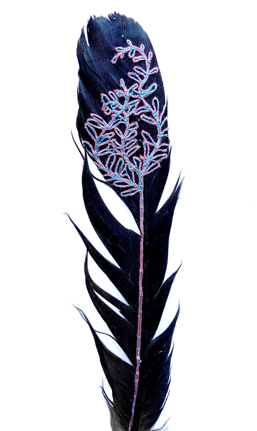 Không chỉ sử dụng lá khô, Fayle còn có thể thêu trên chất liệu lông vũ. Ảnh: Hillary Waters Fayle.