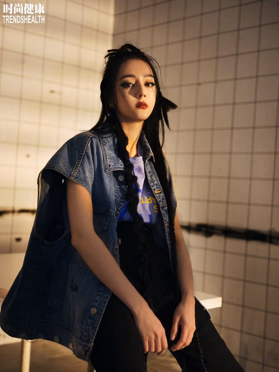 Hình ảnh khác lạ vẫn không ảnh hưởng đến nhan sắc nổi trội của nữ diễn viên. Góc mặt hoàn hảo, thần thái thu hút của Nhiệt Ba trong loạt ảnh mới nhận được nhiều sự khen ngợi.