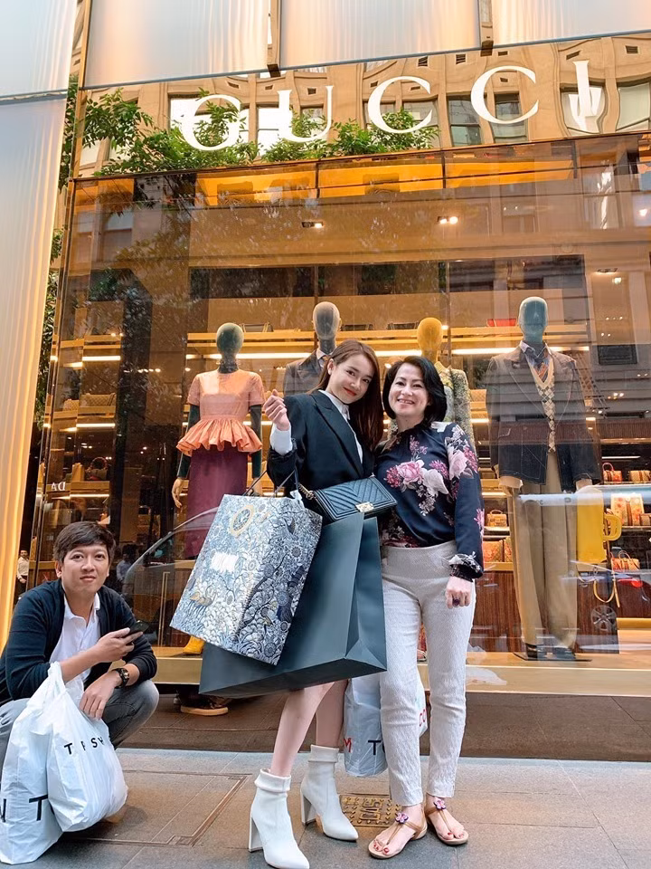 Nhã Phương chọn những thương hiệu đắt đỏ để mua sắm, trong khi Trường Giang ưu tiên các nhà mốt tầm trung, ai cũng có thể mua được.