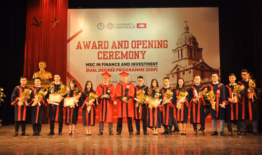 Trao bằng tốt nghiệp thạc sỹ, cử nhân “Mỗi bên cấp một Bằng cử nhân"