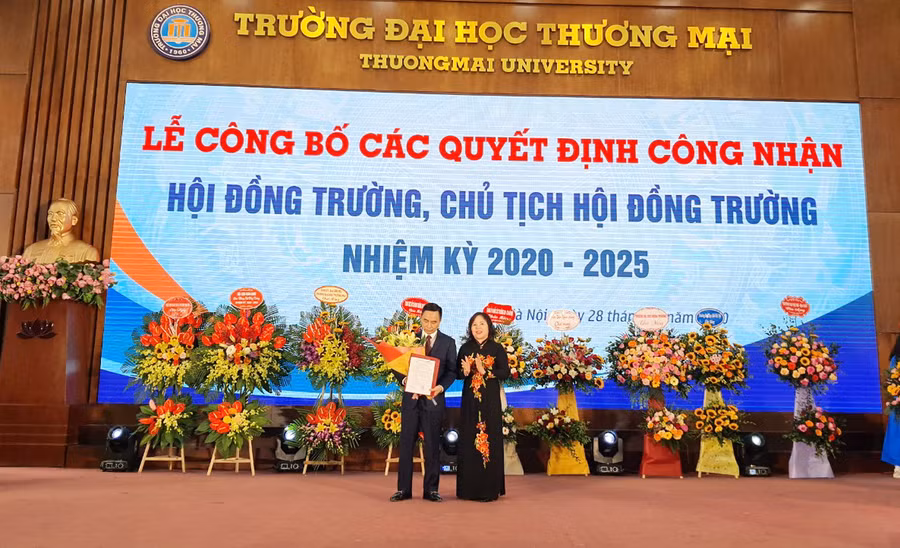 Thứ trưởng Bộ GD&amp;ĐT Ngô Thị Minh trao quyết định và tặng hoa chúc mừng PGS.TS Bùi Hữu Đức - Chủ tịch Hội đồng trường