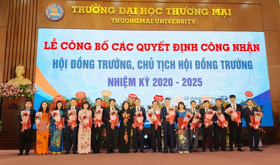 Thứ trưởng Bộ GD&ĐT Ngô Thị Minh trao quyết định và tặng hoa chúc mừng các thành viên Hội đồng trường Trường ĐH Thương mại.