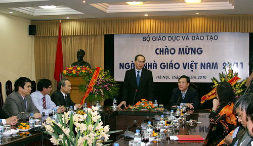 Phó Thủ tướng Nguyễn Thiện Nhân phát biểu chúc mừng các thầy cô