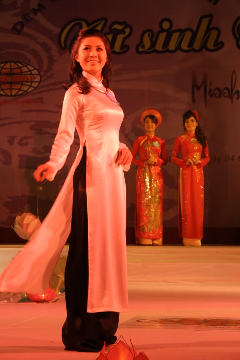 Miss Sư phạm tỏa sáng tài sắc ảnh 4 Các nữ sinh đầy chất sư phạm với phần thi áo dài. Ảnh: gdtd.vn