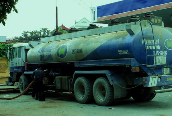 Giảm thuế nhập khẩu nhằm kìm giá xăng dầu