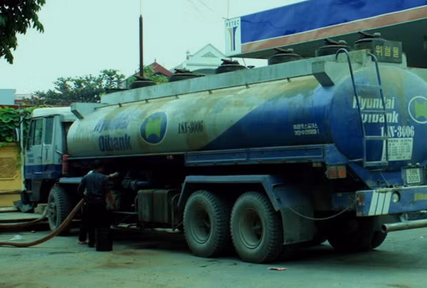 Giảm thuế nhập khẩu nhằm kìm giá xăng dầu